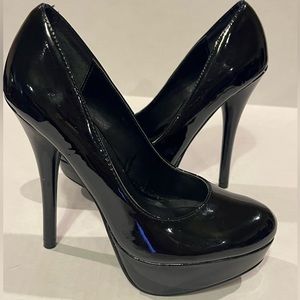 Shiny black closed toes stilettos size 6.2